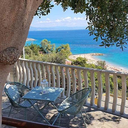 דירות ברג'ג'י Una Finestra Sul Mare Monolocale מראה חיצוני תמונה