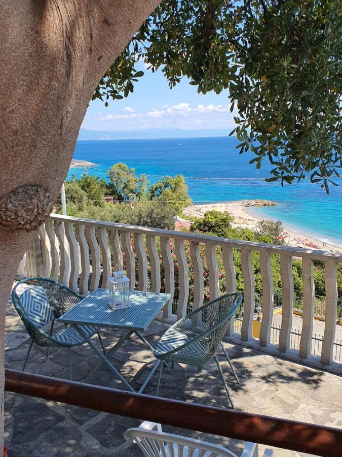 דירות ברג'ג'י Una Finestra Sul Mare Monolocale מראה חיצוני תמונה