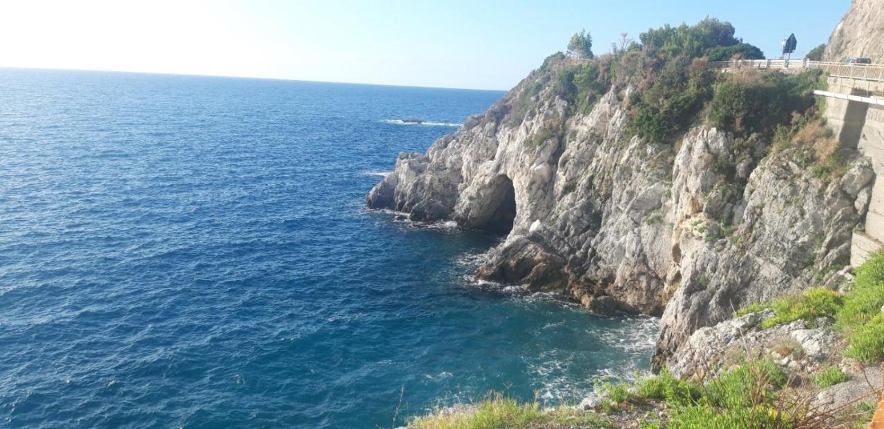 דירות ברג'ג'י Una Finestra Sul Mare Monolocale מראה חיצוני תמונה