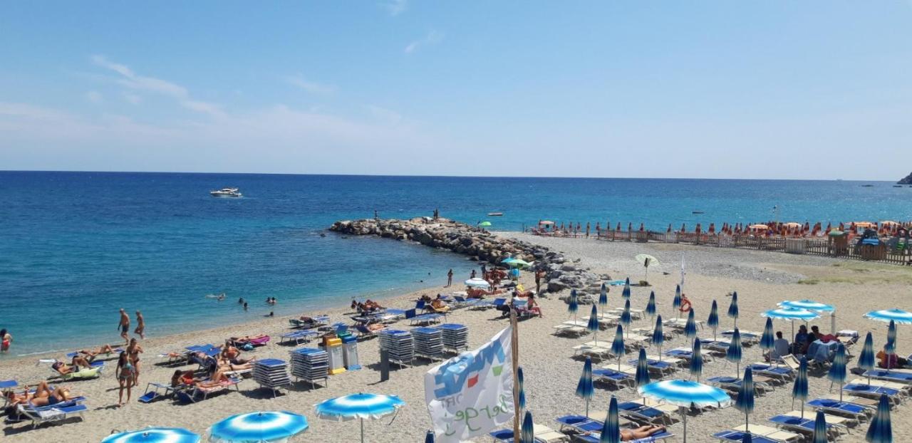 דירות ברג'ג'י Una Finestra Sul Mare Monolocale מראה חיצוני תמונה