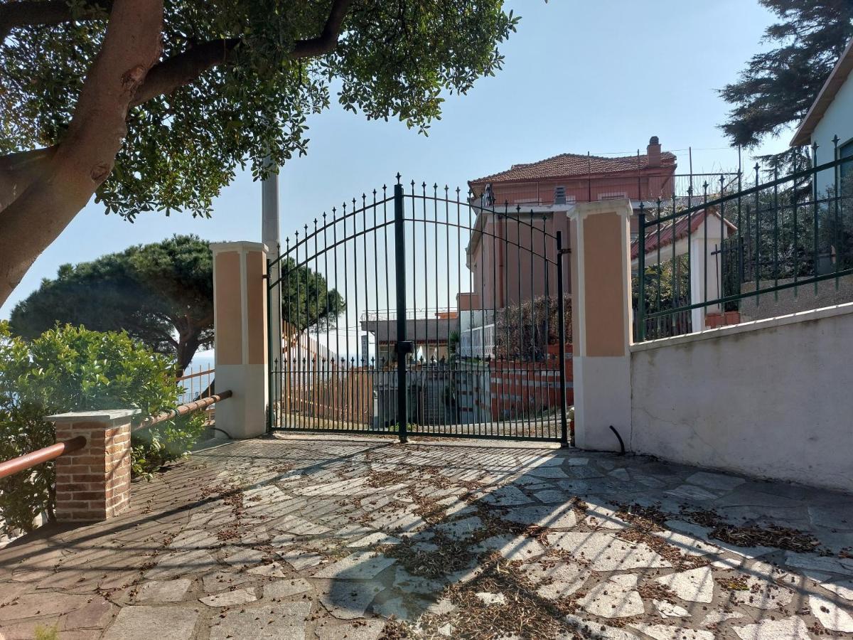 דירות ברג'ג'י Una Finestra Sul Mare Monolocale מראה חיצוני תמונה