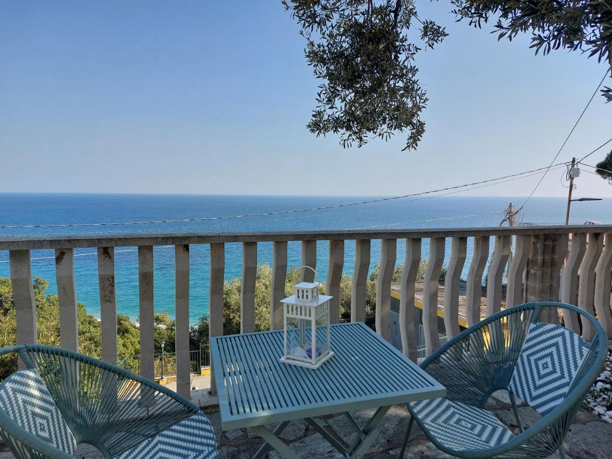 דירות ברג'ג'י Una Finestra Sul Mare Monolocale מראה חיצוני תמונה