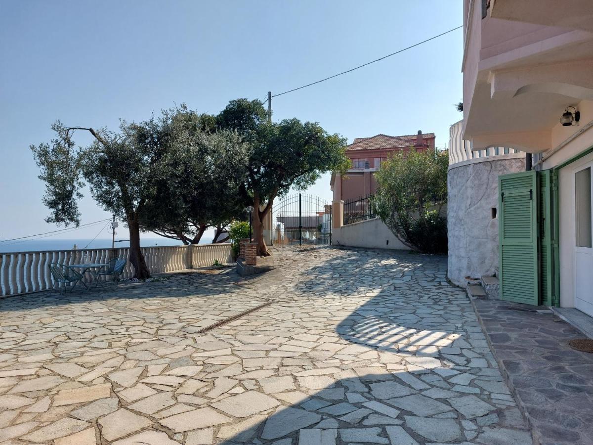 דירות ברג'ג'י Una Finestra Sul Mare Monolocale מראה חיצוני תמונה