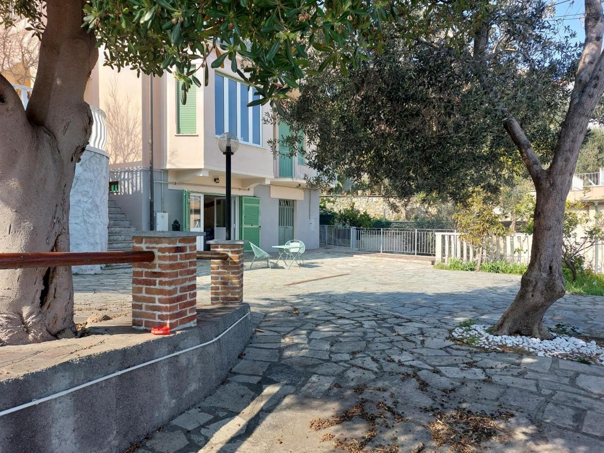 דירות ברג'ג'י Una Finestra Sul Mare Monolocale מראה חיצוני תמונה