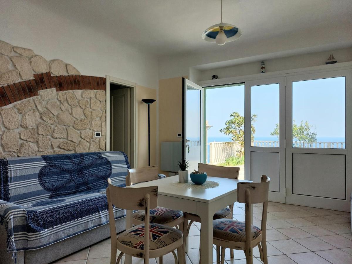דירות ברג'ג'י Una Finestra Sul Mare Monolocale מראה חיצוני תמונה