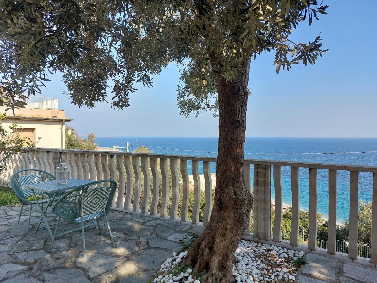 דירות ברג'ג'י Una Finestra Sul Mare Monolocale מראה חיצוני תמונה